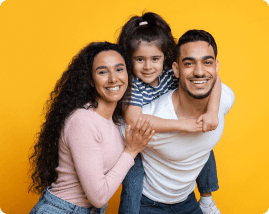 Família feliz, se abraçando