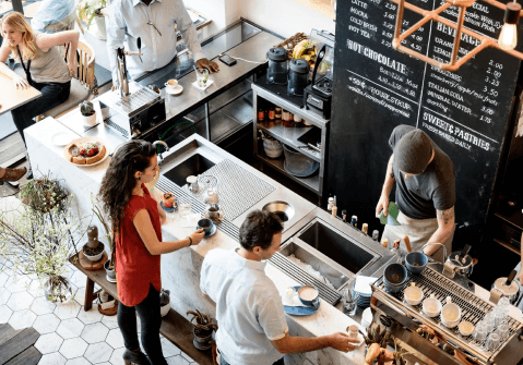 Loja de cafe com varias pessoas dentro